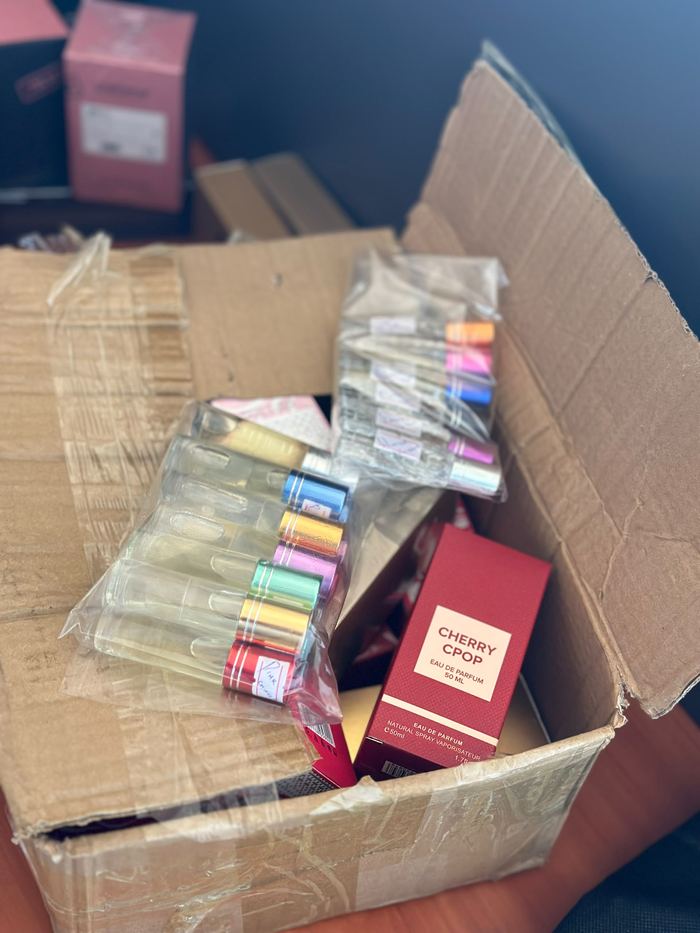 Roll-on oil perfumes with coloured caps